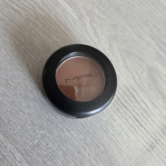 MAC Cosmetics Warm Brown Eyeshadow -  (TEXTURE) Velvet Eye Shadow - Picture 3 of 3